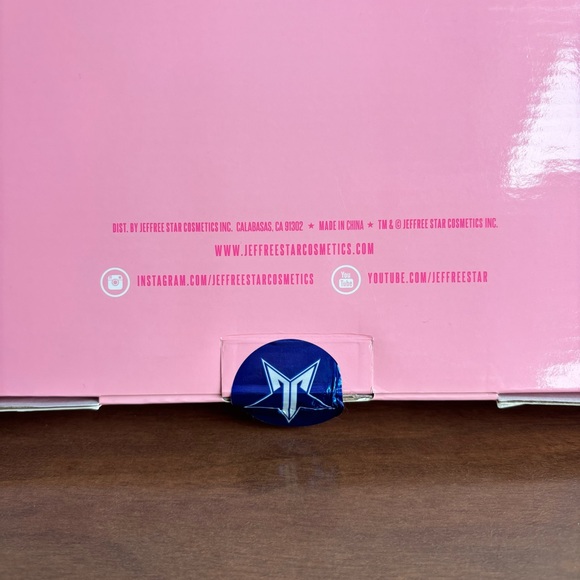 Jeffree Star Blue Chrome Shiny Hand Mirror - Picture 6 of 6